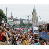 666_9850 Besucher des Schlager Moves Hamburg an den St. Pauli Landungsbrücken | Schlagermove Hamburg - Ein Festival der Liebe.